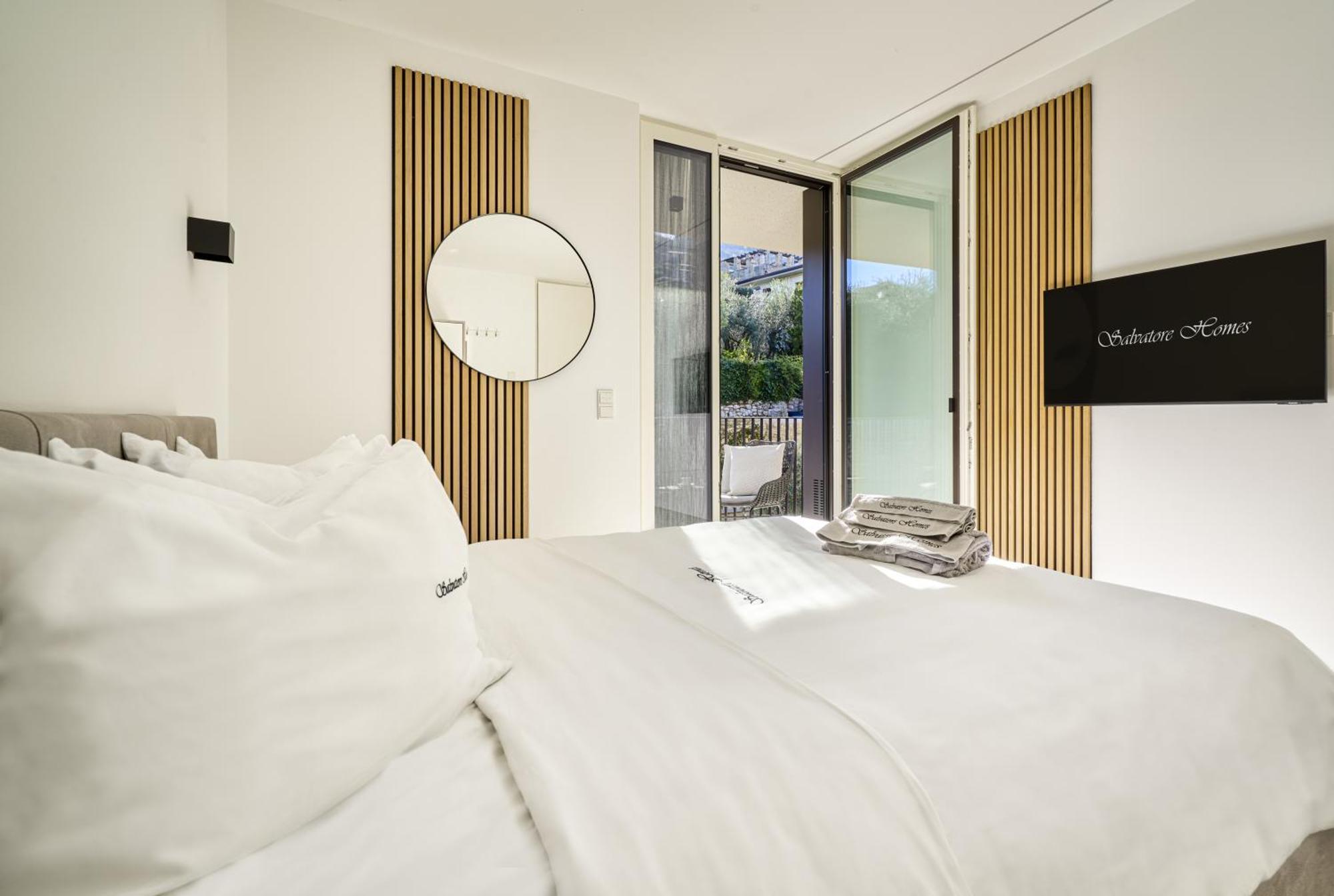 Salvatorehomes - Luxurious Dreamview Waterfront Apartment In Torri Del Benaco With Pool - Casa Azura - A 5 Star Luxury Collection At Lake Garda Exterior foto