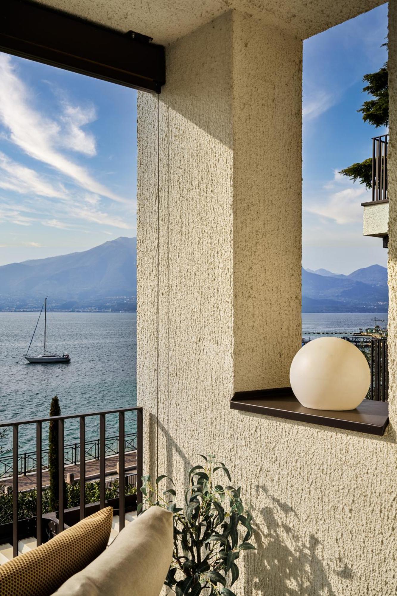 Salvatorehomes - Luxurious Dreamview Waterfront Apartment In Torri Del Benaco With Pool - Casa Azura - A 5 Star Luxury Collection At Lake Garda Exterior foto